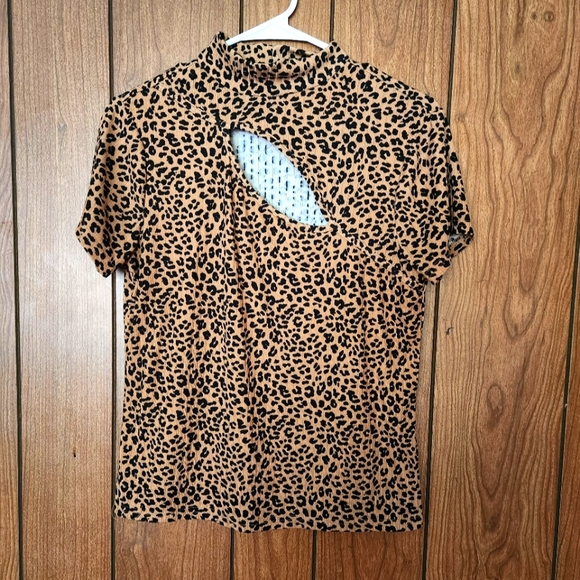 NWOT Vine & Valley Leopard Print Short Sleeve Top Size L - Picture 1 of 3